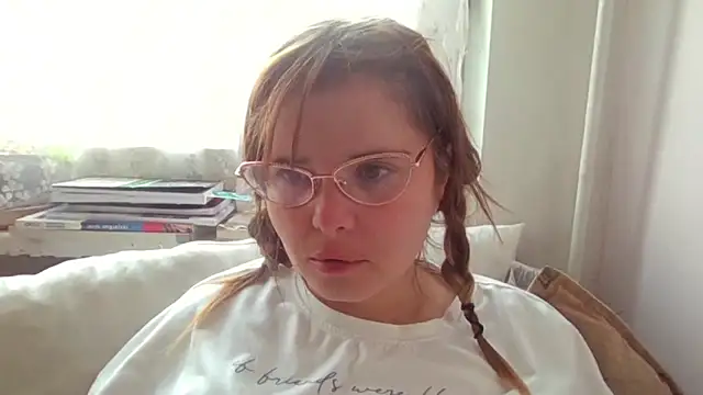 Snapshot of HornyElena chatting on December 16, 11:47 am HornyElena online show from December 16, 11:47 am