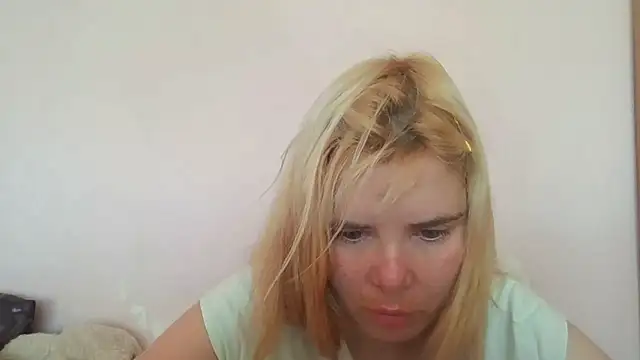 Snapshot of HornyElena chatting on June 27, 8:09 am HornyElena online show from June 27, 8:09 am