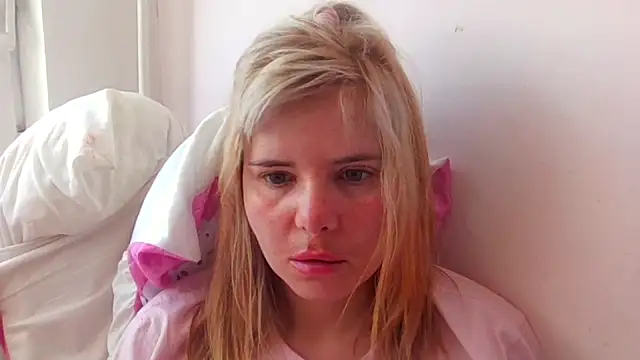Snapshot of HornyElena chatting on April 24, 10:28 am HornyElena online show from April 24, 10:28 am