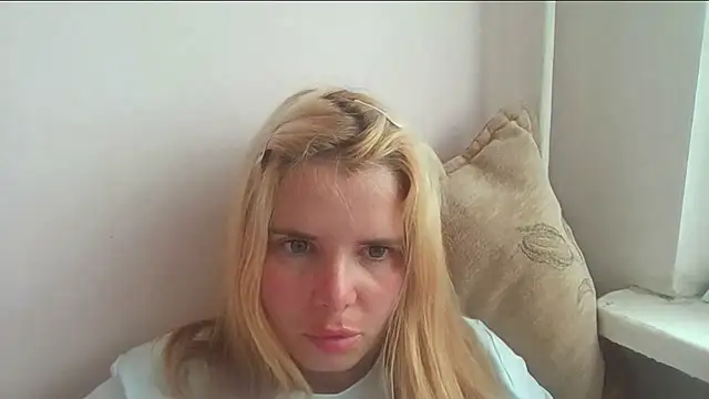 Snapshot of HornyElena chatting on June 9, 3:24 pm HornyElena online show from June 9, 3:24 pm