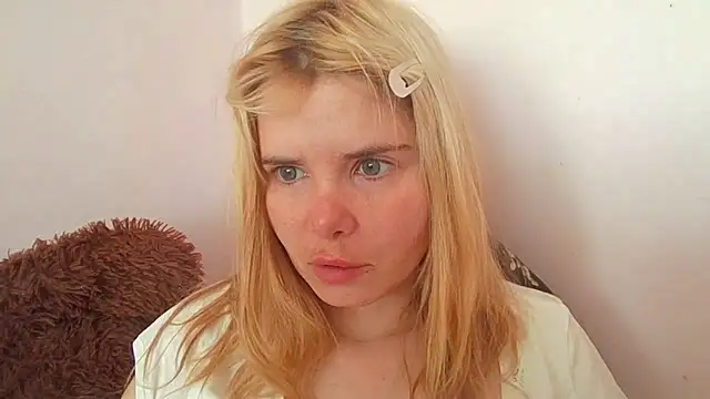 Snapshot of HornyElena chatting on July 8, 8:26 am HornyElena online show from July 8, 8:26 am