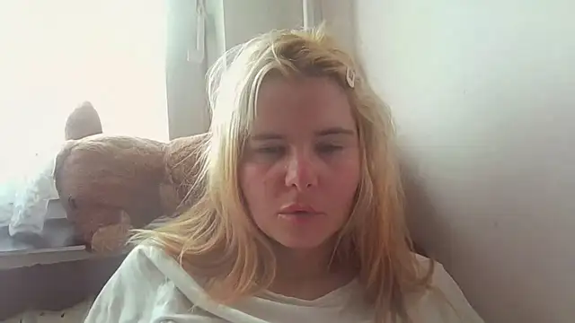 Snapshot of HornyElena chatting on June 20, 4:34 pm HornyElena online show from June 20, 4:34 pm