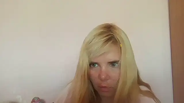 Snapshot of HornyElena chatting on June 27, 12:22 pm HornyElena online show from June 27, 12:22 pm