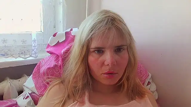 Snapshot of HornyElena chatting on April 21, 10:33 am HornyElena online show from April 21, 10:33 am
