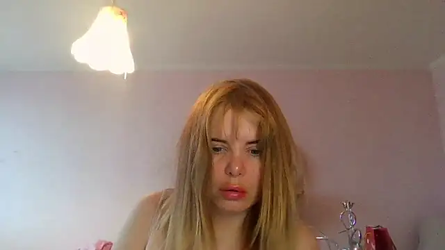 Snapshot of HornyElena chatting on December 22, 1:33 pm HornyElena online show from December 22, 1:33 pm