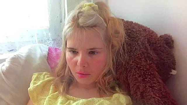 Snapshot of HornyElena chatting on April 20, 10:18 am HornyElena online show from April 20, 10:18 am