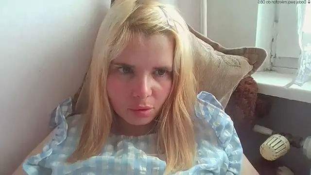 Snapshot of HornyElena chatting on June 4, 3:17 pm HornyElena online show from June 4, 3:17 pm