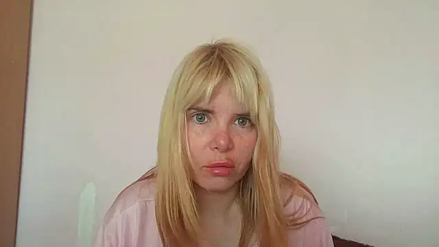 Snapshot of HornyElena chatting on July 11, 1:22 pm HornyElena online show from July 11, 1:22 pm