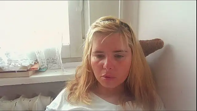 Snapshot of HornyElena chatting on June 15, 8:25 am HornyElena online show from June 15, 8:25 am
