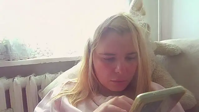 Snapshot of HornyElena chatting on June 17, 8:36 am HornyElena online show from June 17, 8:36 am