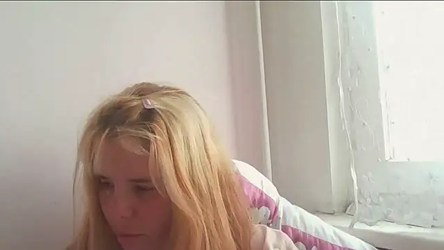 Snapshot of HornyElena chatting on June 10, 3:24 pm HornyElena online show from June 10, 3:24 pm