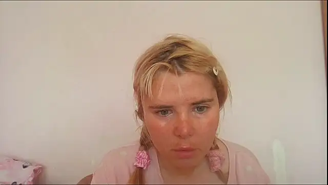 Snapshot of HornyElena chatting on June 16, 8:14 am HornyElena online show from June 16, 8:14 am