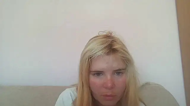 Snapshot of HornyElena chatting on June 22, 8:11 am HornyElena online show from June 22, 8:11 am
