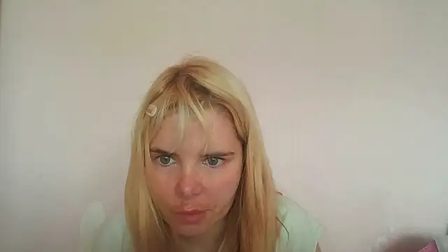 Snapshot of HornyElena chatting on July 1, 8:14 am HornyElena online show from July 1, 8:14 am