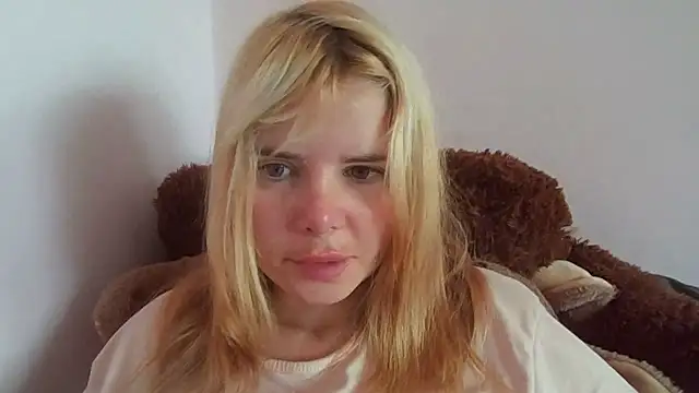 Snapshot of HornyElena chatting on July 6, 8:10 am HornyElena online show from July 6, 8:10 am