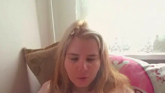 Snapshot of HornyElena chatting on April 19, 3:02 pm HornyElena online show from April 19, 3:02 pm