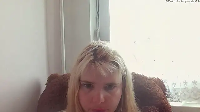 Snapshot of HornyElena chatting on May 15, 12:03 pm HornyElena online show from May 15, 12:03 pm