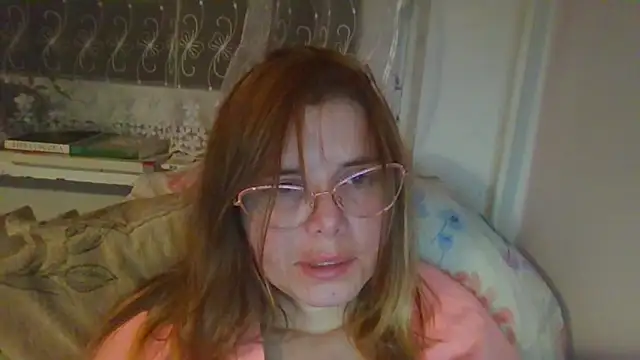 Snapshot of HornyElena chatting on December 5, 8:50 pm HornyElena online show from December 5, 8:50 pm