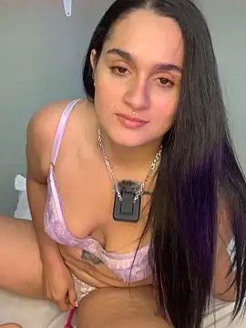 Snapshot of MiaLuxxx chatting on November 16, 3:22 am MiaLuxxx online show from November 16, 3:22 am