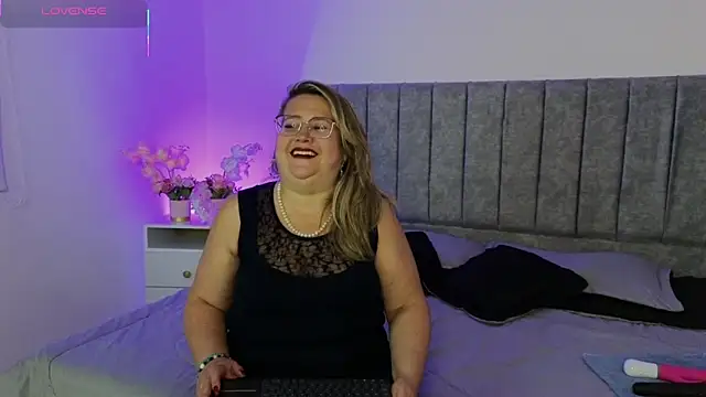 Snapshot of CurvyRosse_ chatting on November 6, 3:43 am CurvyRosse online show from November 6, 3:43 am