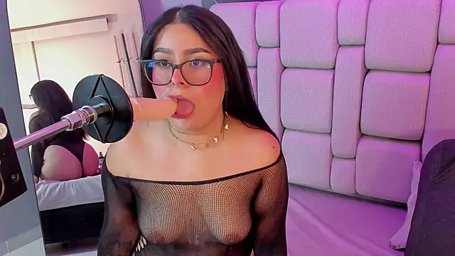 Amy whittee online show from December 13, 8:04 pm