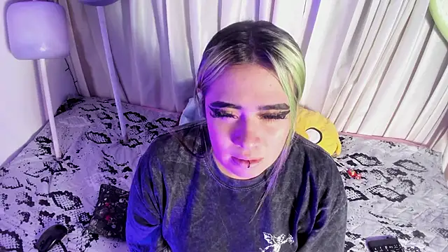 Lilith Zenith  online show from February 9, 4:10 am