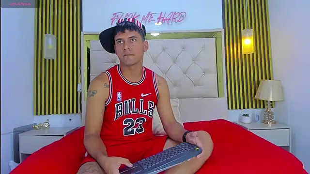 KEVIN MCKINLEY online show from November 8, 5:22 am