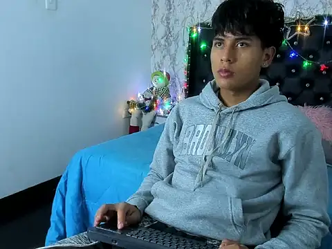 Valentino Lane online show from December 23, 2:00 am