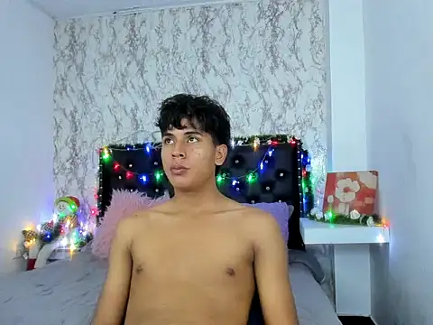 Valentino Lane online show from December 19, 2:15 am