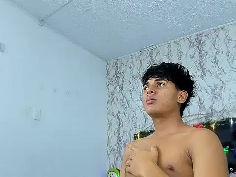 Valentino Lane online show from December 21, 2:35 am