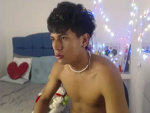 Valentino Lane online show from December 3, 1:21 pm