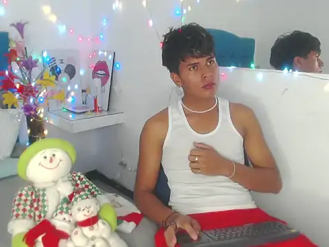 Valentino Lane online show from December 2, 1:46 pm