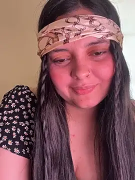 candicewest  online show from April 18, 4:20 pm