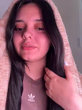 candicewest  online show from April 14, 3:28 pm