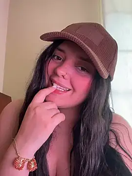 candicewest  online show from April 19, 4:41 pm