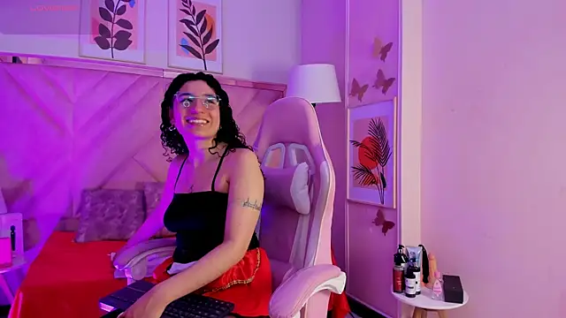 Snapshot of DemiJones_ chatting on December 18, 4:39 am DemiJones online show from December 18, 4:39 am