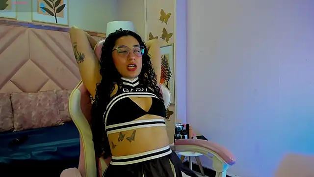 Snapshot of DemiJones_ chatting on December 4, 4:33 am DemiJones online show from December 4, 4:33 am