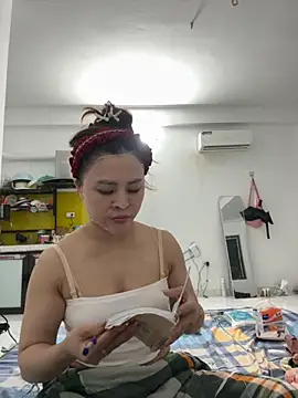 hellela-a online show from November 7, 6:56 pm