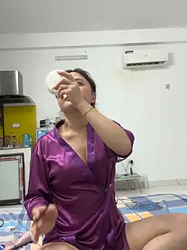 hellela-a online show from November 8, 7:06 pm