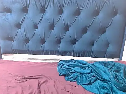 Snapshot of Peachesx25 chatting on November 17, 6:50 am Peachesx25 online show from November 17, 6:50 am