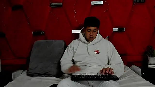 Snapshot of Emmaanddarling chatting on January 15, 2:20 pm Emmaanddarling online show from January 15, 2:20 pm