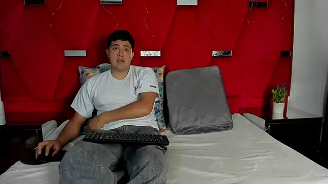 Snapshot of Emmaanddarling chatting on January 7, 2:22 pm Emmaanddarling online show from January 7, 2:22 pm