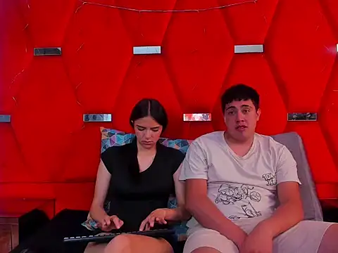 Snapshot of Emmaanddarling chatting on November 24, 12:27 pm Emmaanddarling online show from November 24, 12:27 pm