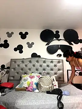 Snapshot of _vaiolet_owo chatting on November 7, 5:01 am vaiolet owo online show from November 7, 5:01 am