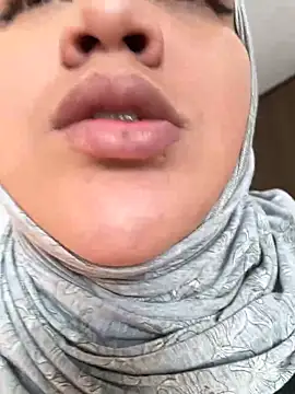 Snapshot of sweetmuslim01 chatting on March 15, 9:49 pm sweetmuslim01 online show from March 15, 9:49 pm