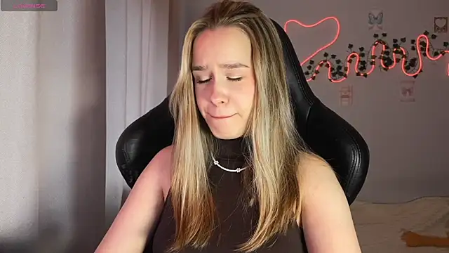 mood butterfly online show from November 12, 8:40 am