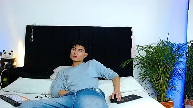 Snapshot of thomasbennett_ chatting on November 6, 11:09 pm thomasbennett online show from November 6, 11:09 pm