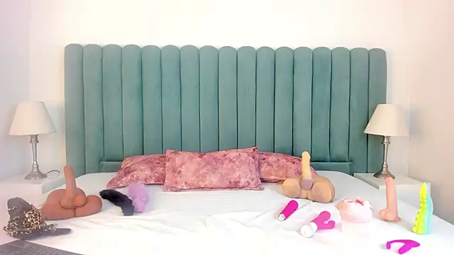 FrancescaSkuirt online show from February 19, 4:48 pm