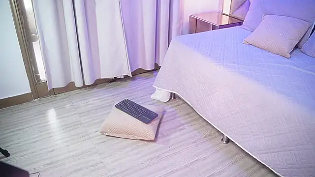 Snapshot of crystal_gilton chatting on April 21, 7:20 pm crystal gilton online show from April 21, 7:20 pm