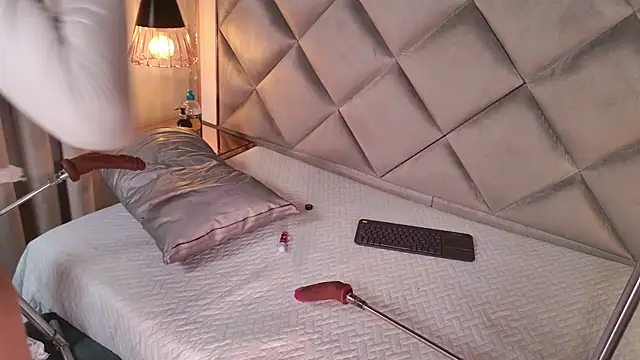 Snapshot of crystal_gilton chatting on July 18, 7:22 pm crystal gilton online show from July 18, 7:22 pm